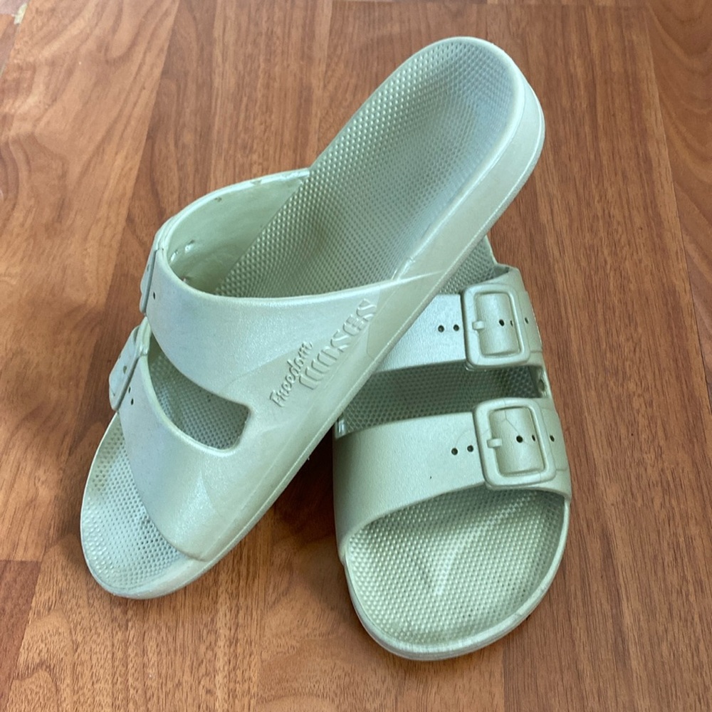 ❤️ Freedom Moses Green Sandals Size 8.5 / 38-39